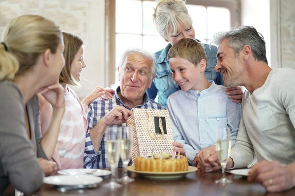 Rodzina świętuje urodziny dziadka — Zdjęcie stockowe
