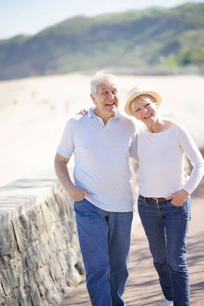 歩いて年配のカップル — ストック写真