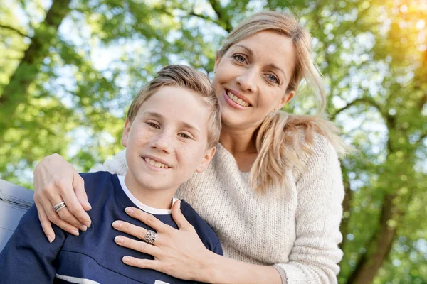 Madre e hijo sentados en el banco — Foto de Stock