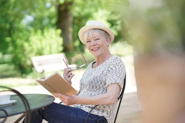 Donna che legge libro — Foto Stock