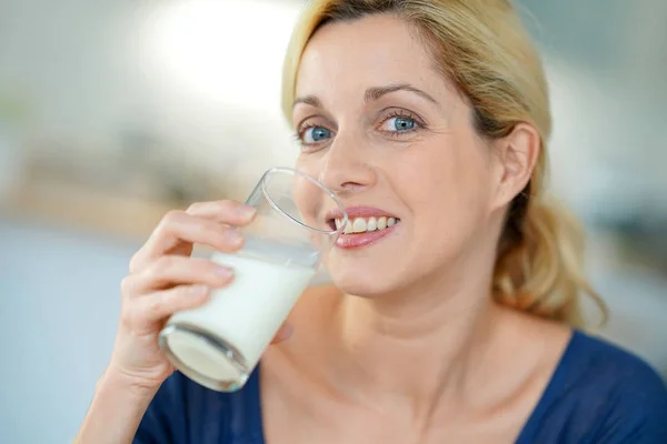 Vrouw die melk drinkt uit glas — Stockfoto