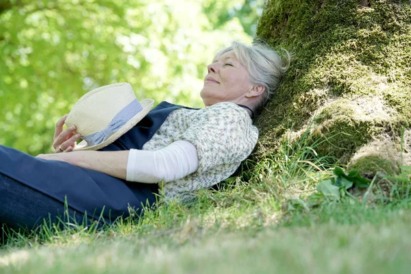 Senior vrouw ontspannen in de tuin — Stockfoto