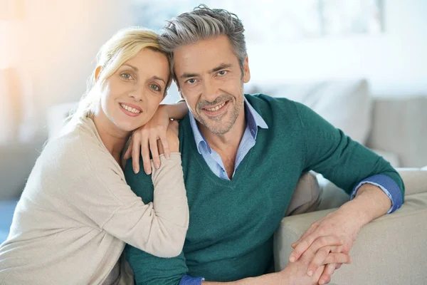 Pareja de mediana edad sentado — Foto de Stock