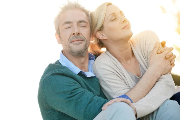 Pareja disfrutando de un día relajado afuera — Foto de Stock