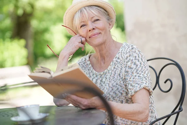 Donna che legge libro — Foto Stock