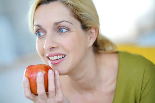 Donna che mangia una mela — Foto Stock