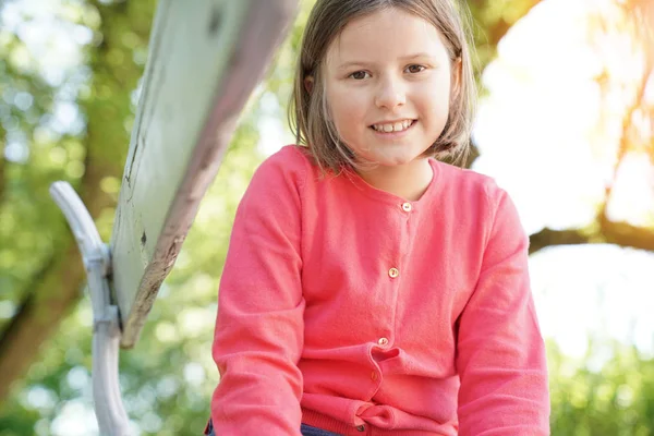 공원 벤치에 앉아 있는 소녀 — 스톡 사진