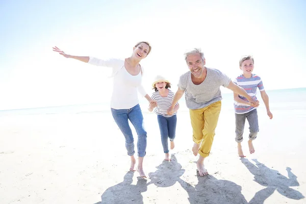 Familywalking na praia arenosa — Fotografia de Stock