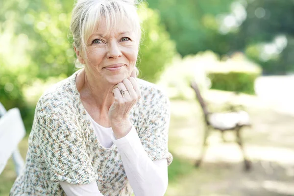 Vrouw ontspannen in de tuin — Stockfoto