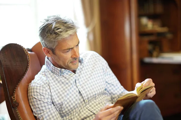 Hombre maduro leyendo libro — Foto de Stock