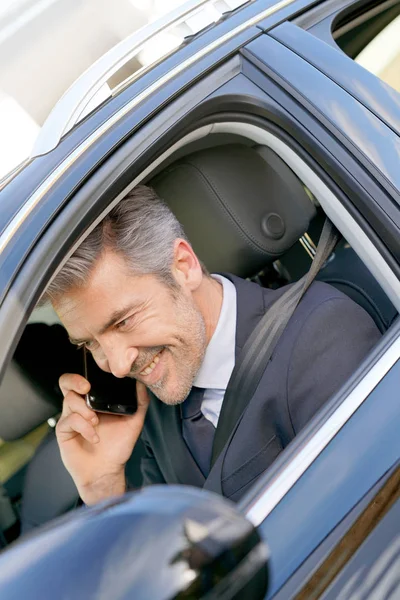 Privé chauffeur binnen auto praten — Stockfoto
