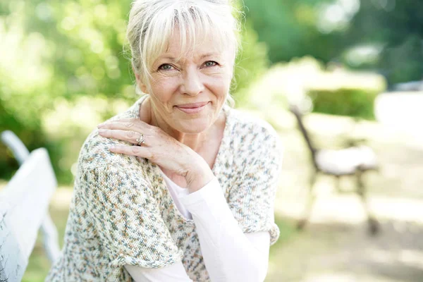 Woman relaxing in garden — Stock Photo, Image