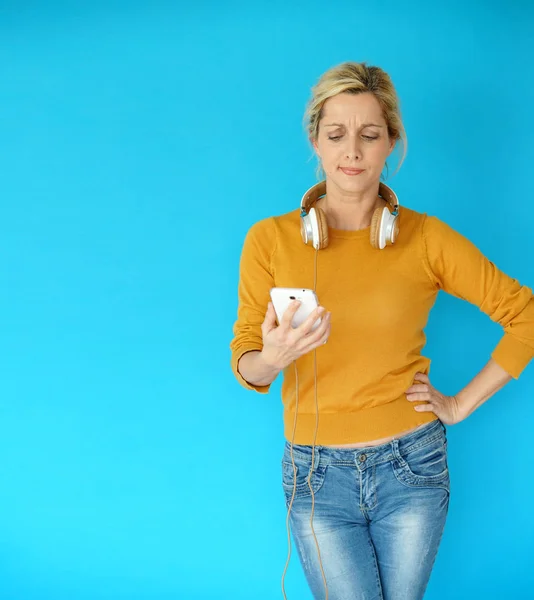 Frau mit Brille mit Smartphone — Stockfoto