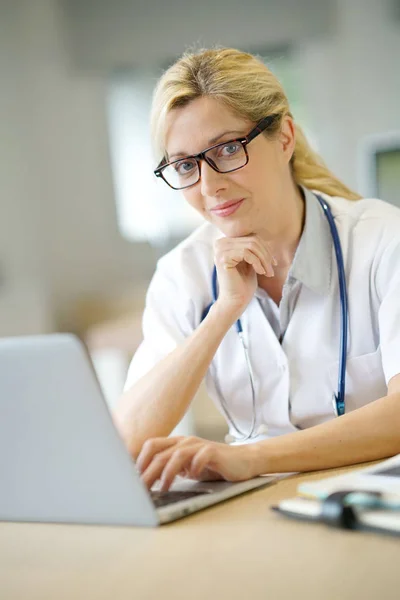 Doctor working on laptop — Stock Photo, Image