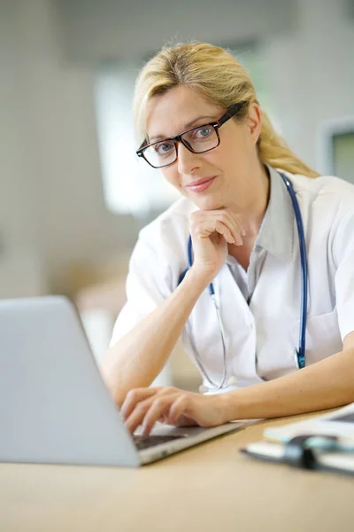 Doctor trabajando en el portátil —  Fotos de Stock