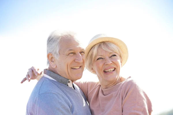 Senior koppel op het strand — Stockfoto