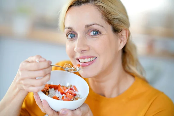 Mulher comendo cereais — Fotografia de Stock