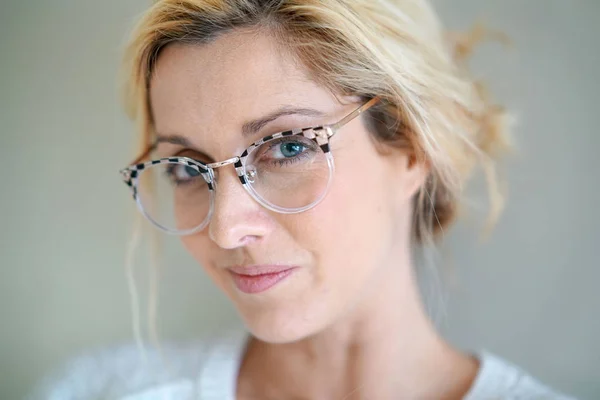 Blonde Frau mit Brille — Stockfoto