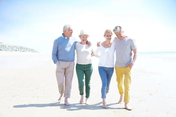 Familie Wandelen Het Strand — Stockfoto