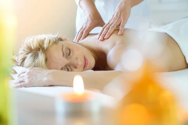 Vrouw opleggen massagetafel — Stockfoto