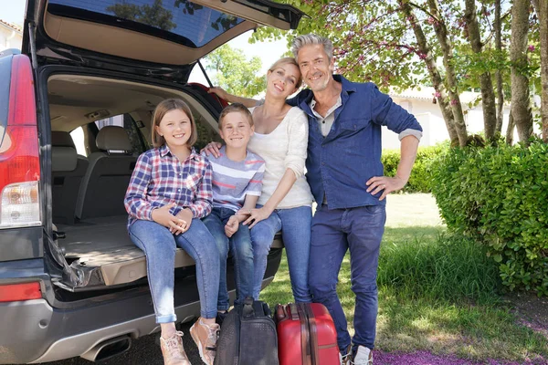 Glückliche Familie beim Verladen des Gepäcks — Stockfoto