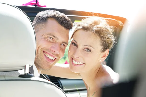 Casal sentado no carro conversível — Fotografia de Stock