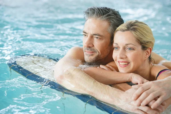 Pareja relajándose en agua termal — Foto de Stock