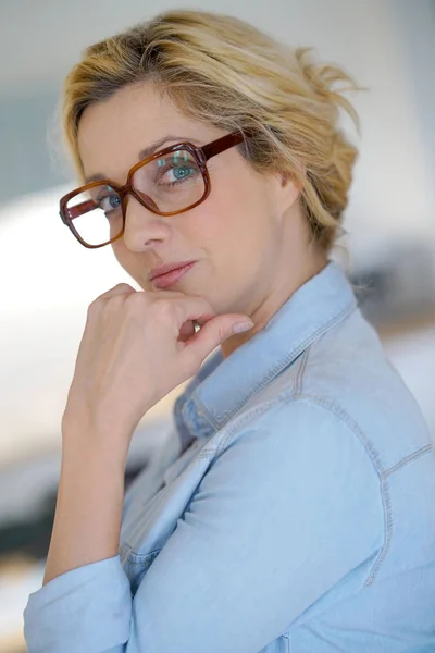 Middle-aged woman wearing eyeglasses — Stock Photo, Image