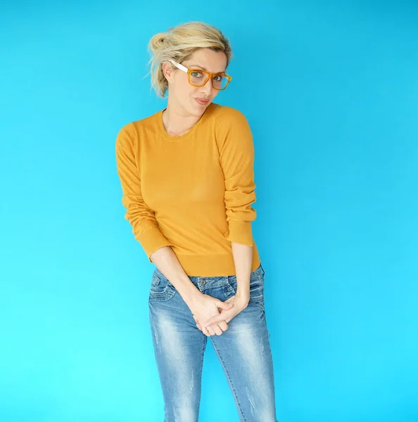 Blonde vrouw met brillen permanent — Stockfoto