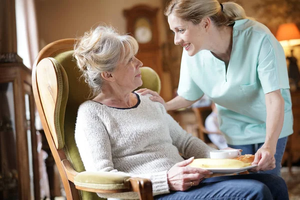 Verpleegkundige brengen ontbijt — Stockfoto