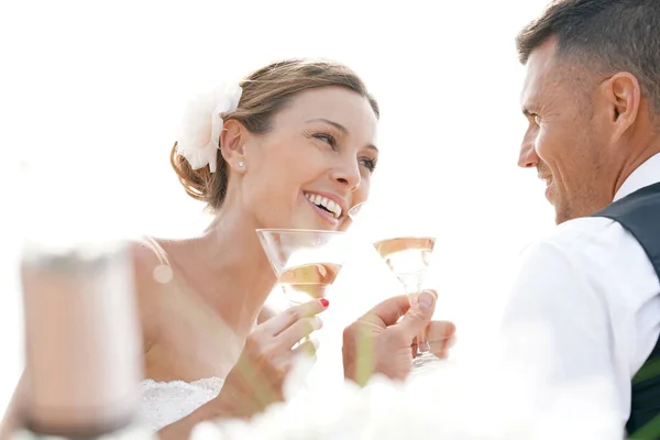 Bride and groom with champagne — Stock Photo, Image