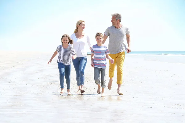 Familywalking 在沙滩上 — 图库照片