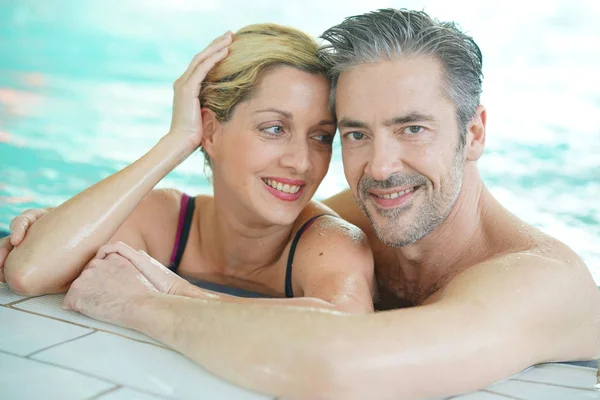 Casal relaxante na banheira de hidromassagem — Fotografia de Stock