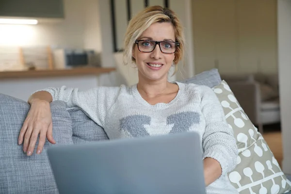 Beautiful blond woman websurfing — Stock Photo, Image