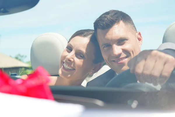 Pareja conduciendo coche descapotable — Foto de Stock