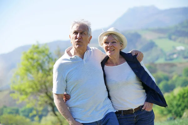 Seniorenpaar zu Fuß — Stockfoto