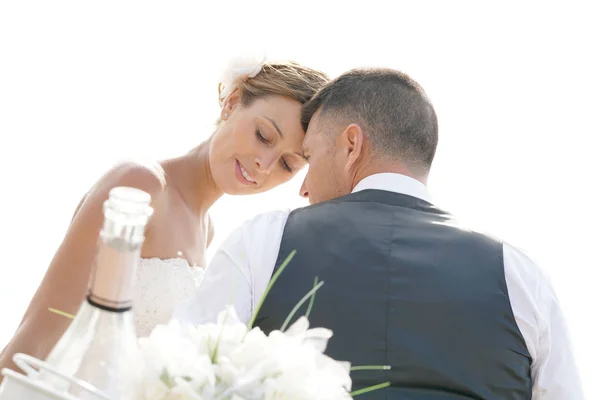 Bride and groom with champagne — Stock Photo, Image