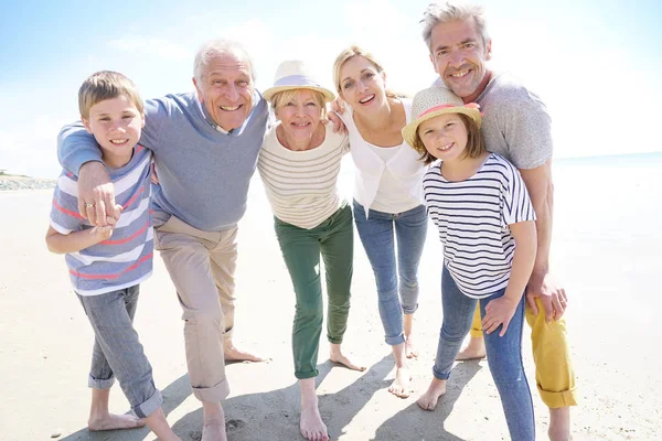 Familia intergeneracional feliz — Foto de Stock
