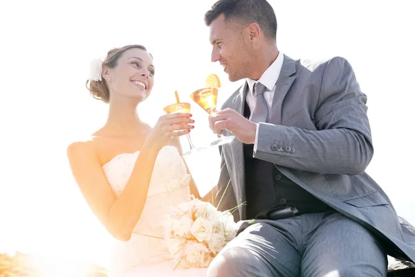 Bride and groom cheering — Stock Photo, Image