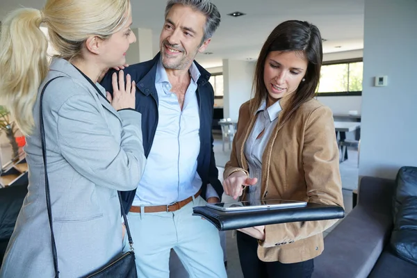 Paar home bezoeken met agent — Stockfoto