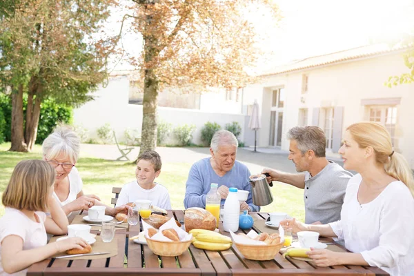 Семья завтракает в футболке — стоковое фото