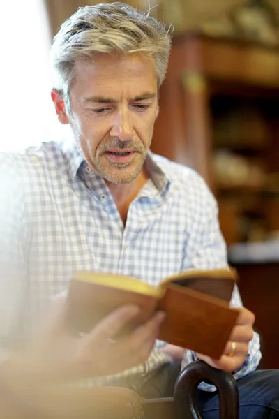 Uomo maturo lettura libro — Foto Stock