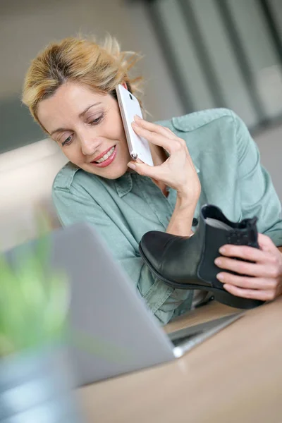 Mulher no telefone com o departamento de serviço — Fotografia de Stock