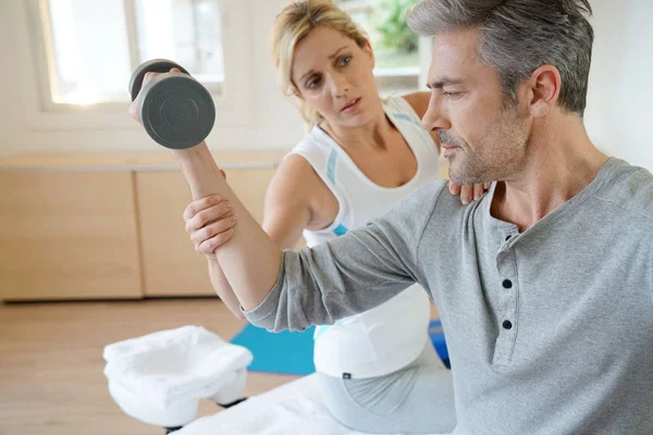 Physiotherapist strenghtening patient arms — Stock Photo, Image