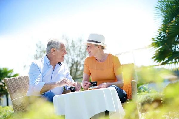 Casal sênior desfrutando de café — Fotografia de Stock