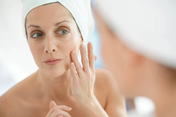 Woman  applying moisturizing cream — Stock Photo, Image