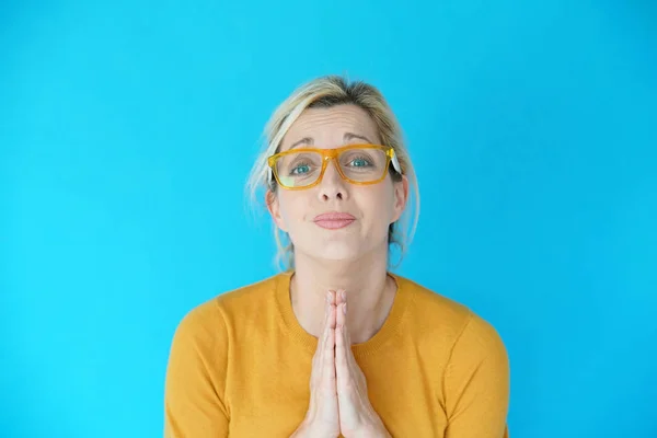 안경 기도와 여자 스톡 사진