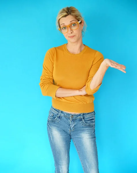 Blonde Frau mit Brille Stockbild