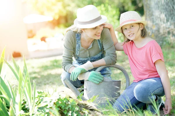 Mãe e filha jardinagem juntos Fotos De Bancos De Imagens