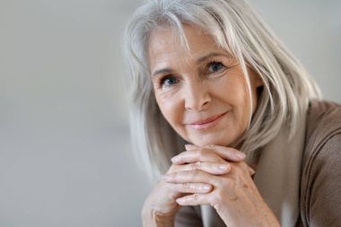 l beyaz saçlı kadın kıdemli